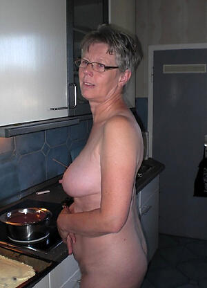 older housewives love posing in the buff