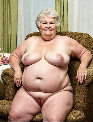 bbw beamy granny love posing nude