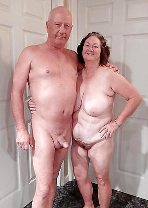 photoshooting with downcast older unclad couples