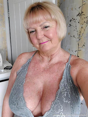 nude selfshot UK older woman homemade picture