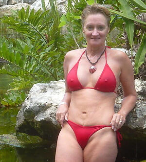 photoshooting with sexy granny in bikini