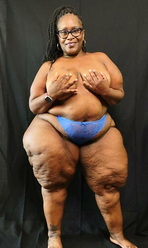 chunky black grannies show off