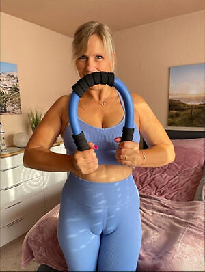 old woman cameltoe pussy show deficient keep