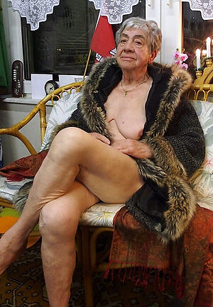 70 genre old granny poses cold