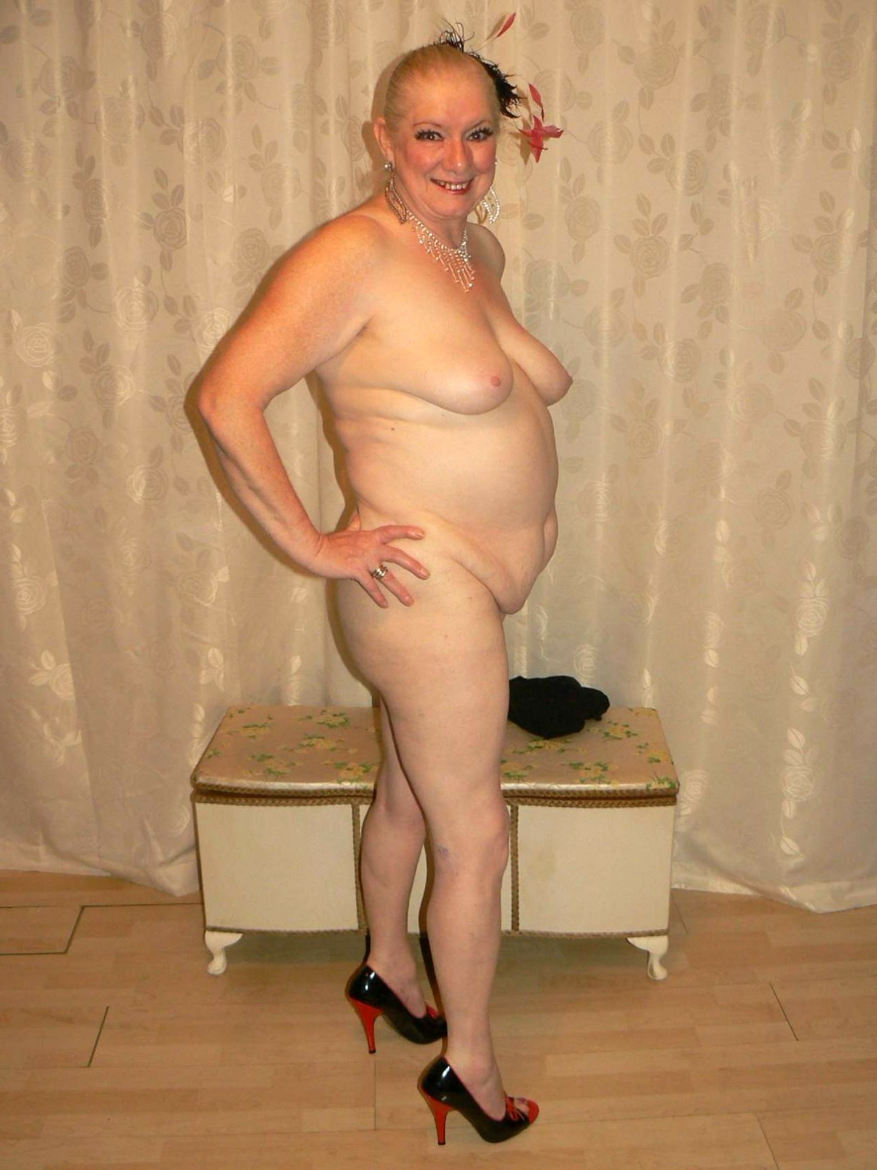 Nude older women in heels - OlderWomenNaked.com