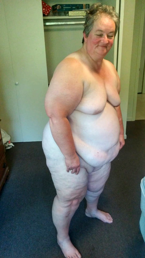 Granny bbw ass posing nude