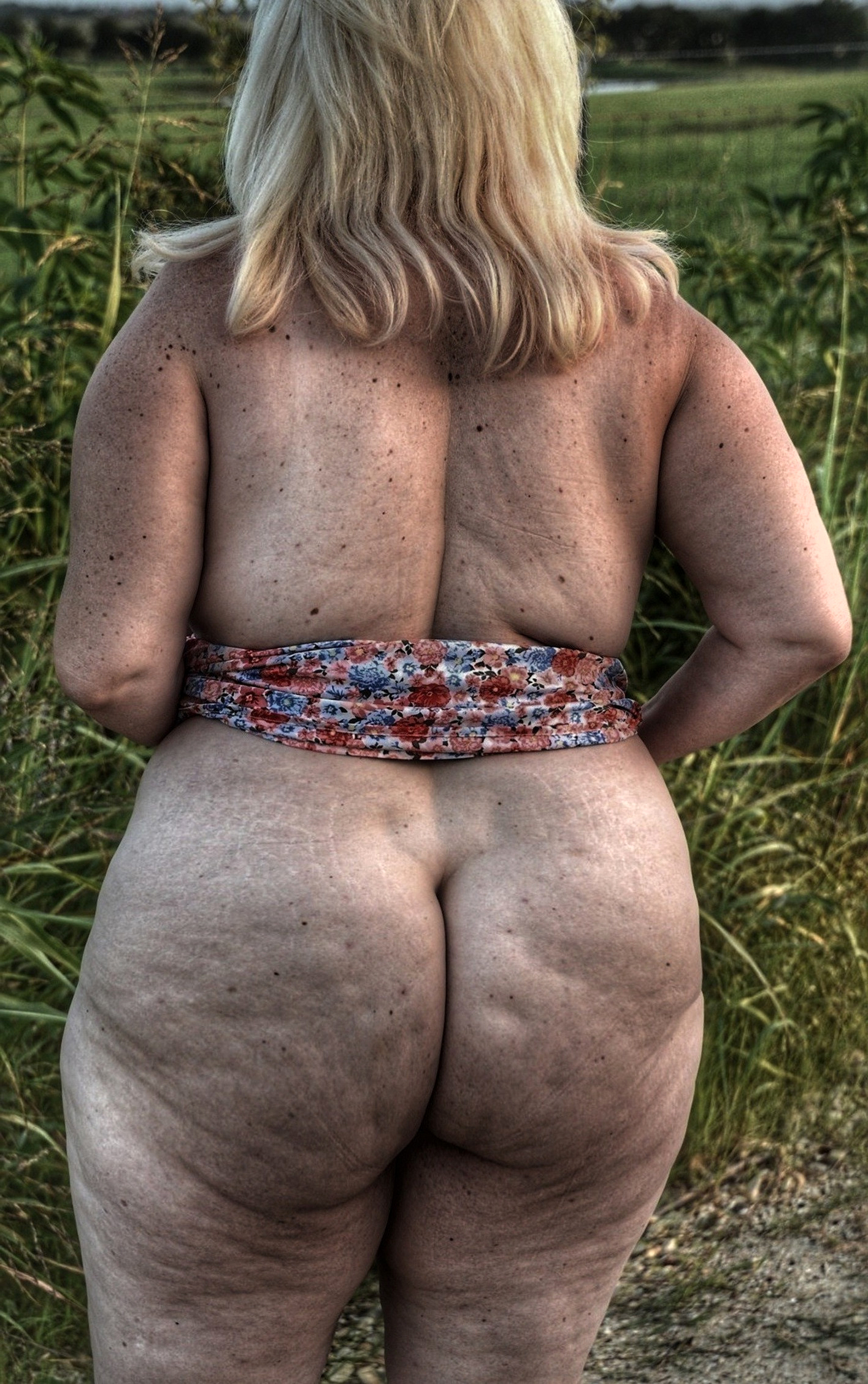 Big booty granny candid